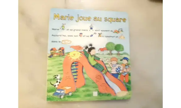 Marie joue au square Deux coqs d'or