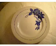 Plat en faïence, fleur bleue, Flore P.B.
