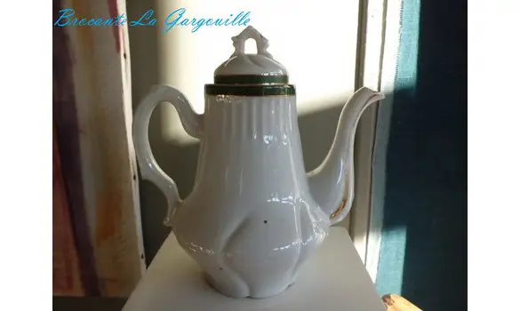 Cafetière/théière ancienne en porcelaine