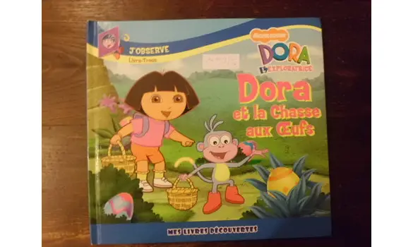 Dora et la chasse aux oeufs Livre- trous
