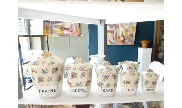 série de pots à épices en porcelaine