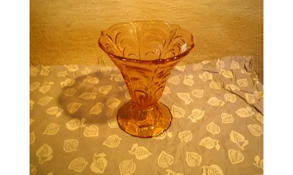 Vase en verre rose moulé pressé