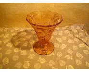 Vase en verre rose moulé pressé