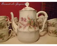 Cafetière/théière ancienne en porcelaine