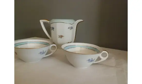 Tasses à thé et pot à lait Lourioux