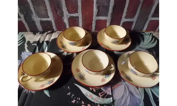 Tasses à thé décor à la tulipe Salins