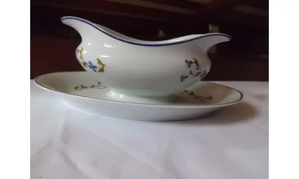 Saucière porcelaine de Limoges La reine