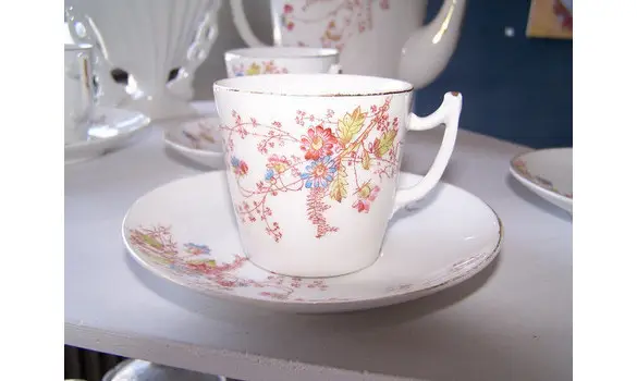 Tasses et sous-tasses style art nouveau