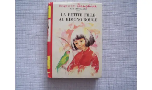 La petite fille au kimono rouge