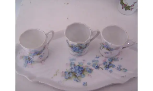 Service à liqueur en porcelaine