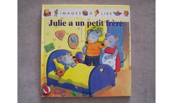 Julie a un petit frère-Images à lire
