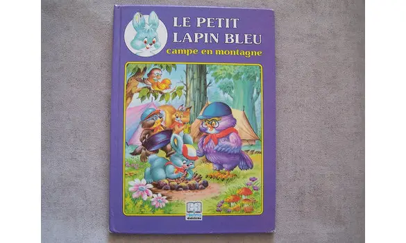 Le petit lapin bleu campe en montagne