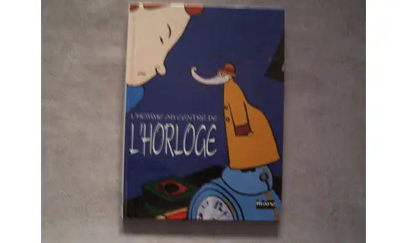 L'homme au centre de l'horloge