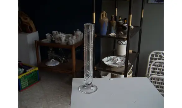 Vase verre taillé sur pied