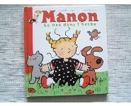 Manon le nez dans l'herbe