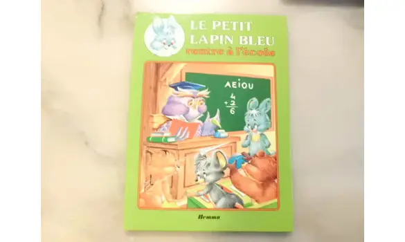 Le petit lapin bleu rentre à l'école